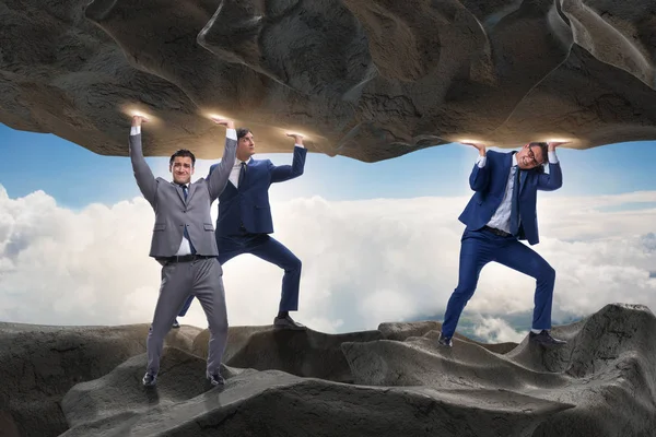 Baskı altında taşı destekleyen iş adamı