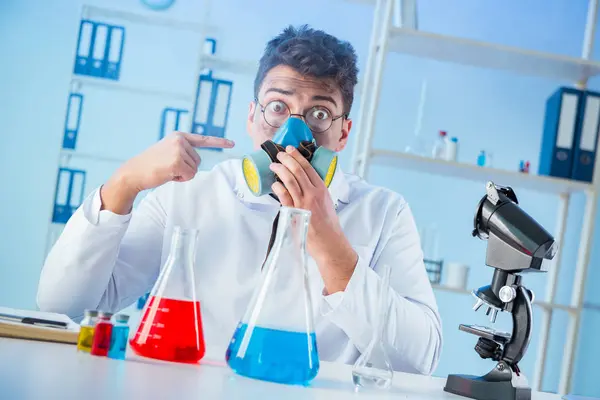 Laboratuvarda çalışan çılgın bir kimyager.