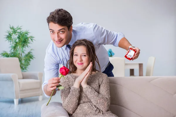 Evlilik teklifi yapan bir adamın romantik konsepti.