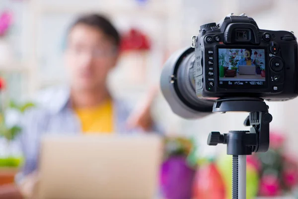 Homme fleuriste jardinier vlogger blogueur tournage vidéo sur caméra — Photo