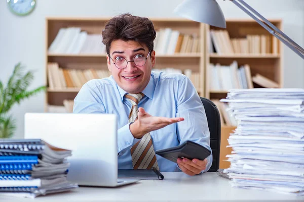 Ofiste çalışan komik muhasebeci.