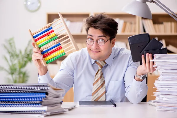 Rolig revisor bokhållare som arbetar på kontoret — Stockfoto