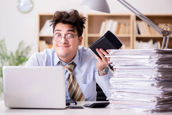 Ofiste çalışan komik muhasebeci.