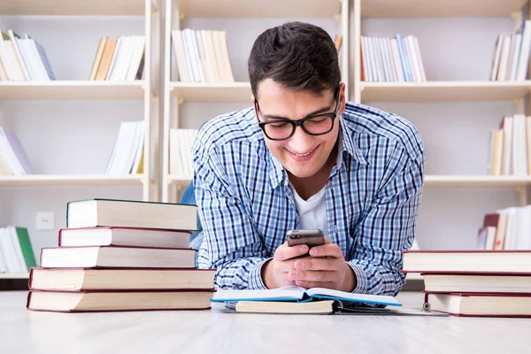 Jonge student studeert met boeken — Stockfoto