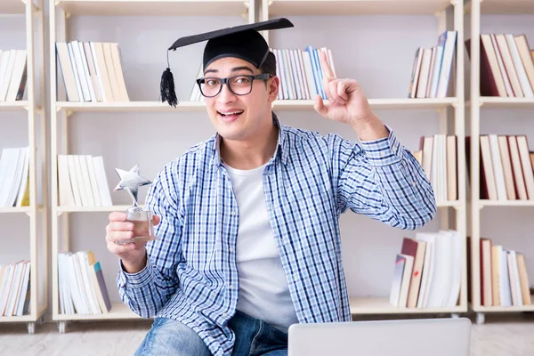 Genç öğrenci kitaplarla çalışıyor.