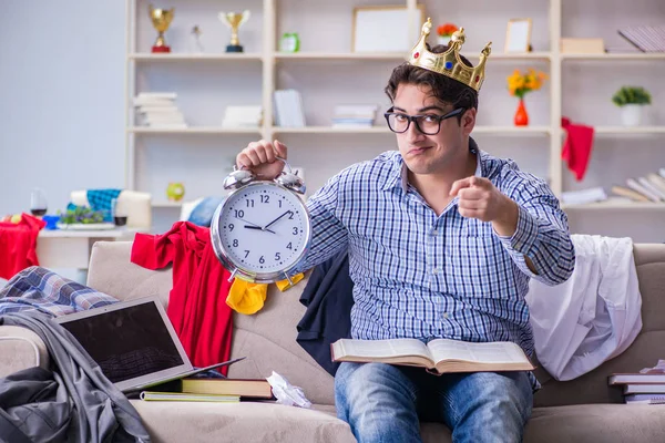 Genç adam dağınık bir odada çalışıyor.