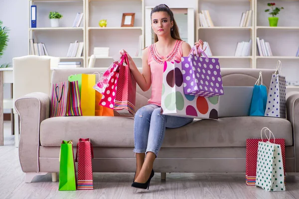 Mujer joven después de ir de compras con bolsas — Foto de Stock