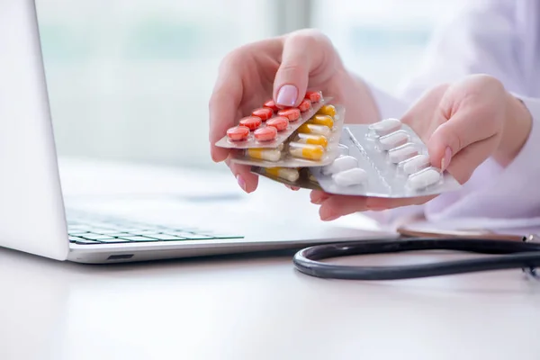 Medisch concept met geneesmiddelen en laptop computer — Stockfoto