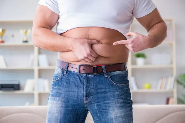 Människan lider av extra vikt i kost koncept — Stockfoto