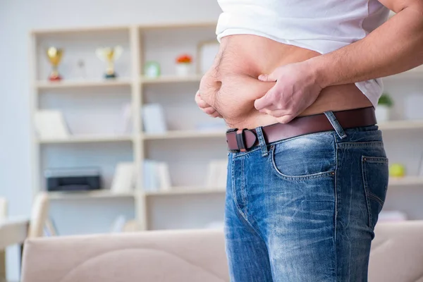 Hombre que sufre de peso extra en concepto de dieta —  Fotos de Stock