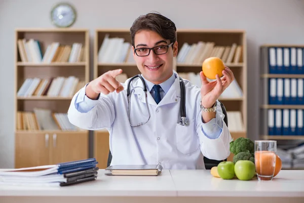 Bilim adamı çeşitli gıdalarda besin araştırması yapıyor