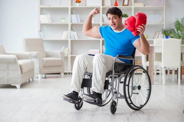 Fogyatékkal élő bokszoló a kerekesszékben, sérülése után lábadozik — Stock Fotó