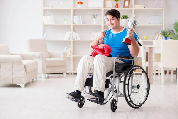 Боксер-инвалид на инвалидной коляске после травмы — стоковое фото