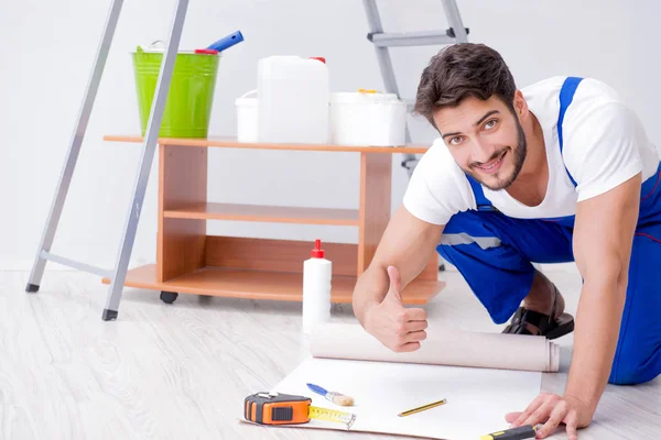 Uomo facendo ristrutturazione carta da parati a casa — Foto Stock