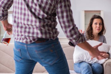 Sarhoş alkoliklerle aile içi şiddet kavramı