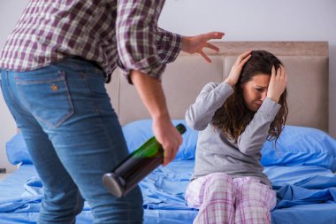 Sarhoş alkoliklerle aile içi şiddet kavramı