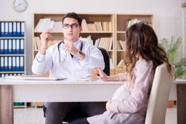 Hamile kadın muayene için doktoru ziyaret ediyor.