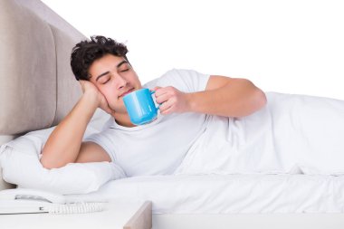 Yatakta uykusuzluk çeken bir adam.