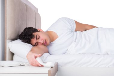 Yatakta uykusuzluk çeken bir adam.