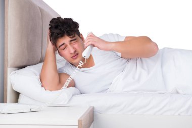 Yatakta uykusuzluk çeken bir adam.