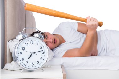 Yatakta uykusuzluk çeken bir adam.