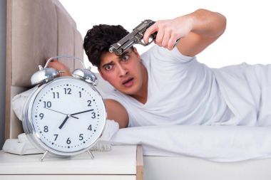 Yatakta uykusuzluk çeken bir adam.