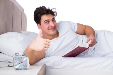 Yatakta uykusuzluk çeken bir adam.