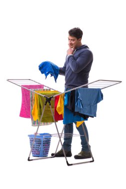 Çamaşır yıkayan koca beyaz tenli.