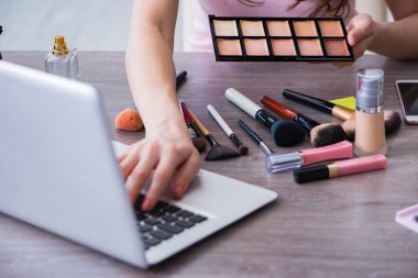 Makyaj aksesuarlarıyla moda blogcusu