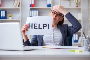 İş kadını ofiste yardım istiyor.