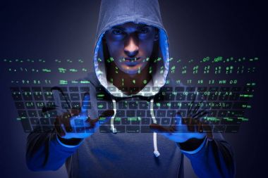 Siber güvenlik konseptinde genç bir hacker.