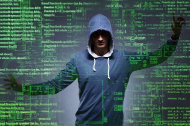 Siber güvenlik konseptinde genç bir hacker.