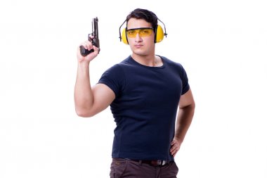 Beyazlara izole edilmiş bir şekilde silahtan spor atışı yapan adam.