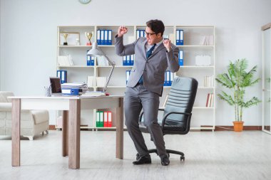 İş adamı işte ara verirken eğleniyor.