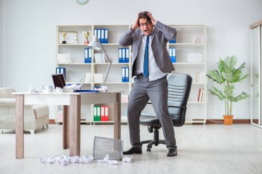 Ofiste çalışan kızgın işadamı kovuldu.