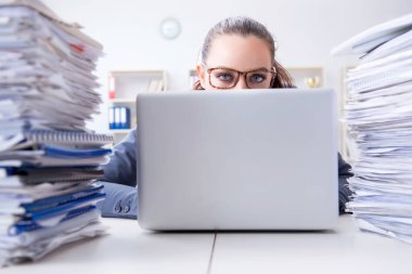 Evrak işleriyle uğraşan yorgun bir iş kadını.