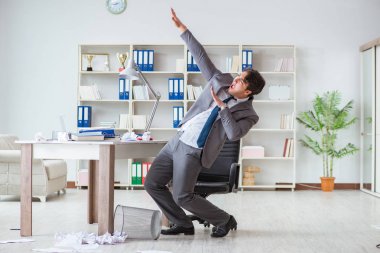 İş adamı işte ara verirken eğleniyor.