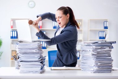 Ofisinde beysbol sopası olan kızgın iş kadını.