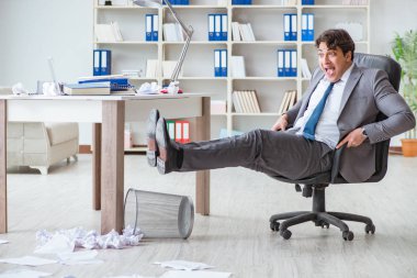 İş adamı işte ara verirken eğleniyor.