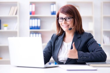 Müşterilerle çalışan çağrı merkezi operatörü