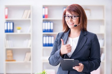 Müşterilerle çalışan çağrı merkezi operatörü