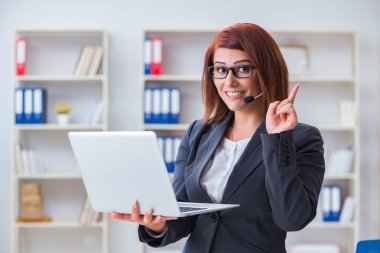 Müşterilerle çalışan çağrı merkezi operatörü