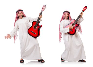 Arap adam beyaz izole gitar çalmak