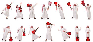 Arap adam beyaz izole gitar çalmak