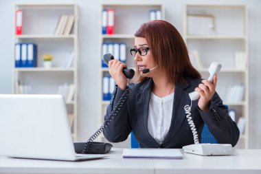 Sinirli çağrı merkezi asistanı çağrılara yanıt veriyor