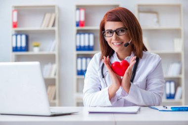 Teletıp tıp konseptinde kalp doktoru.