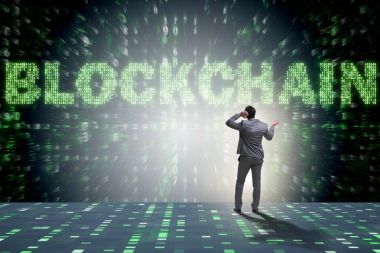 Engelleme zinciri kripto para birimi kavramında iş adamı