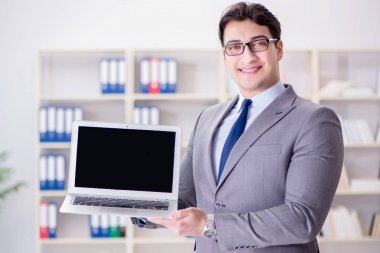 Ofiste çalışan genç bir işadamı.