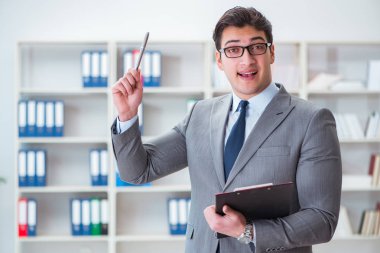 Ofiste çalışan genç bir işadamı.