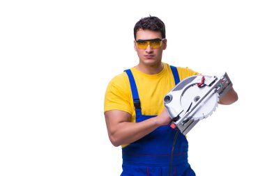 Daire üzerinde beyaz izole testere ile tulum giyen marangoz